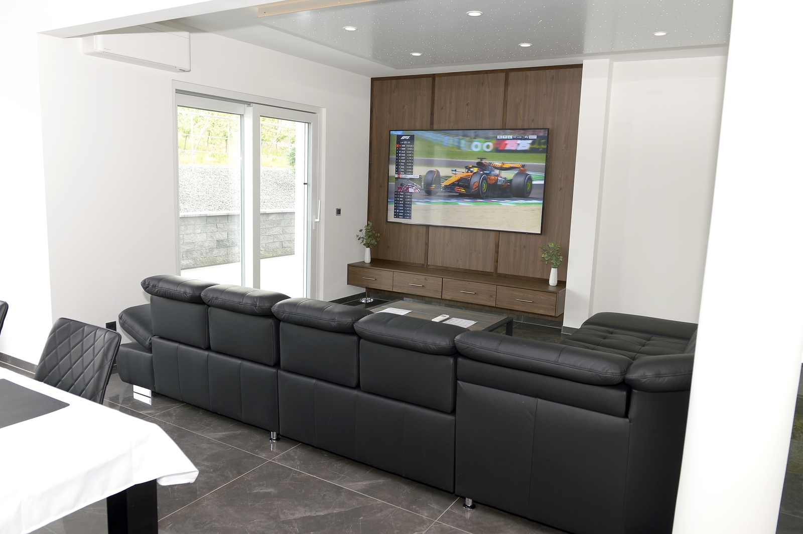 Wohnzimmer mit großzügigem Sitzbereich