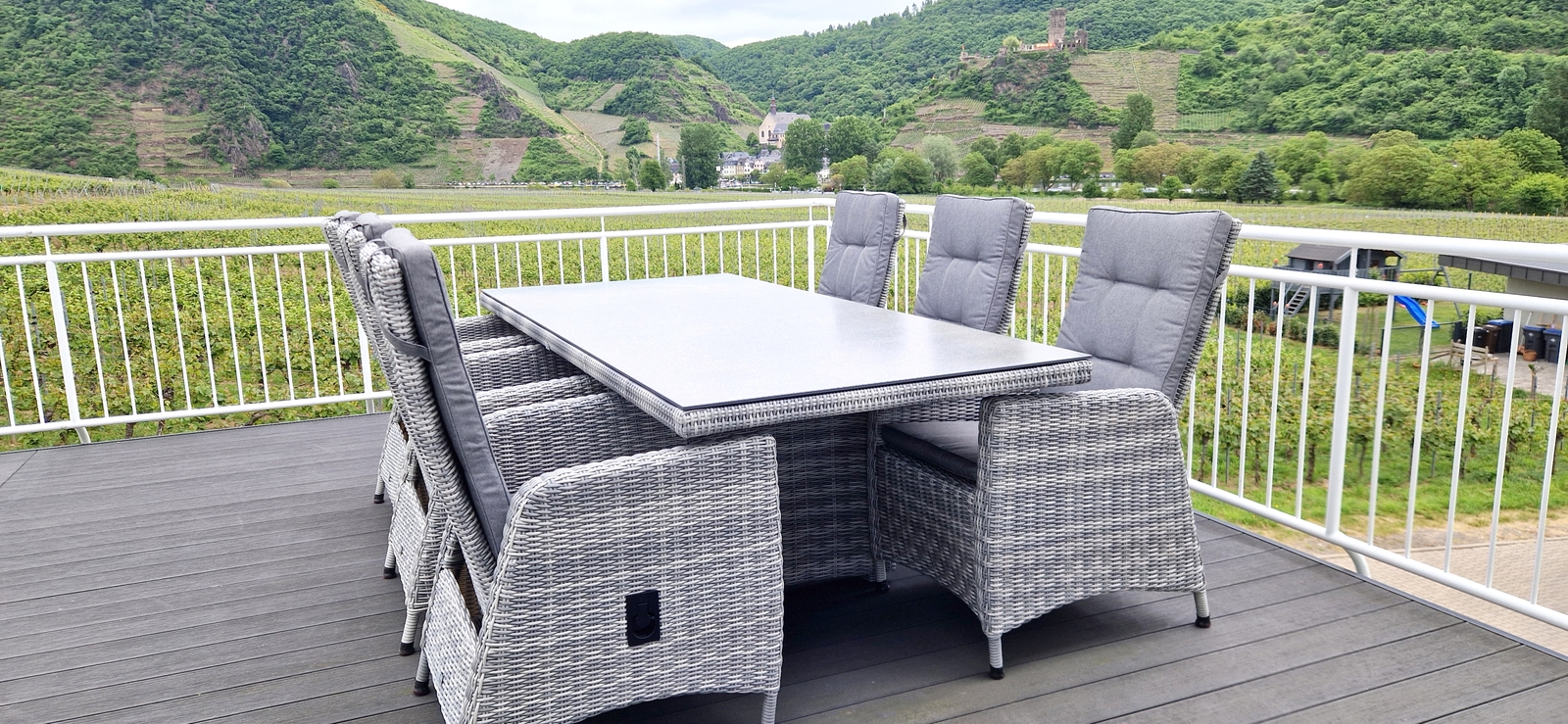 Terrasse mit Blick in die Mosellandschaft